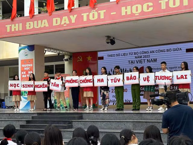 Học sinh Trường trung học cơ sở Nghĩa Tân (quận Cầu Giấy, Hà Nội) tham gia cuộc thi “Trường học không ma túy”. (Ảnh HUY HÀ)