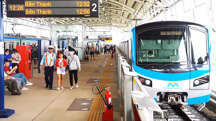Tuyến metro số 1 mới đưa vào khai thác chạy 200 lượt tàu/ngày.