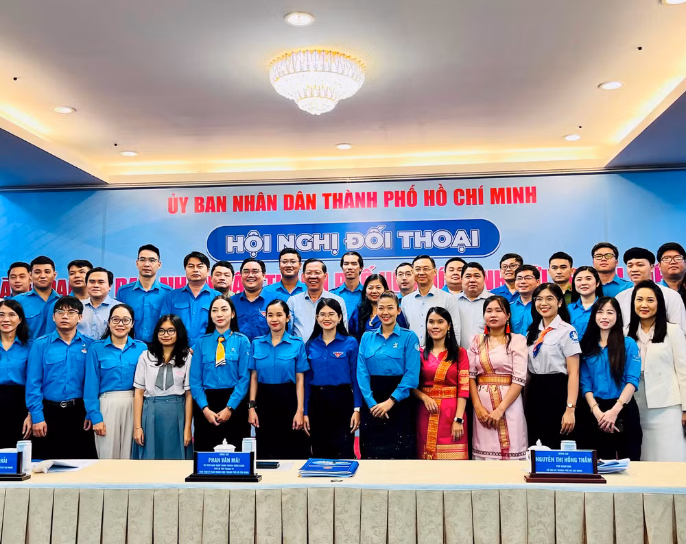 Các đại biểu thanh niên chụp hình cùng lãnh đạo thành phố.