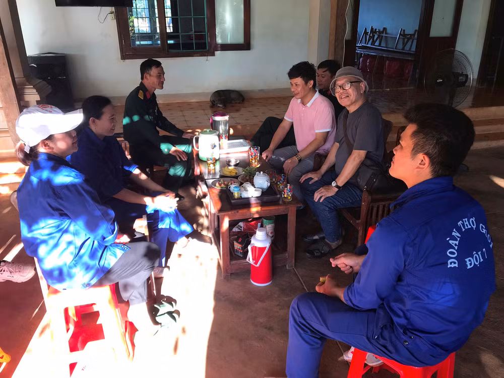 Các nhà văn đi thực tế, gặp gỡ bộ đội và người lao động tại Gia Lai. Ảnh: QUANG HƯNG