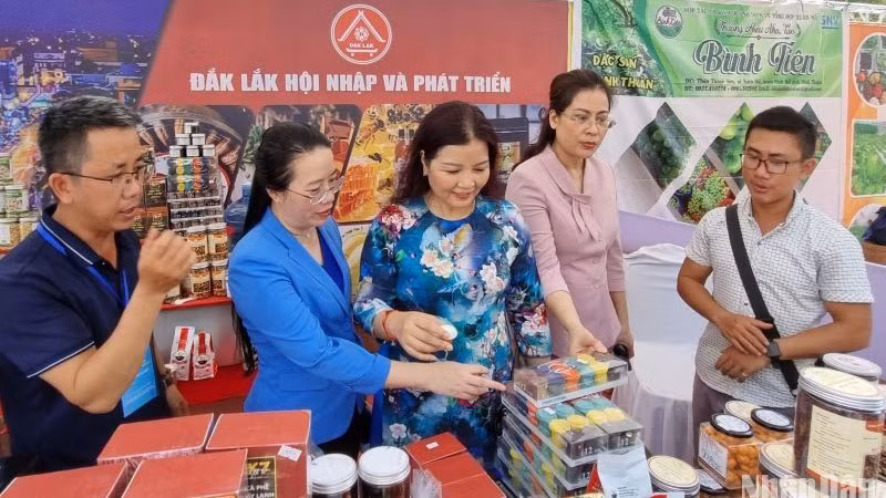 Lãnh đạo Sở Công thương Hà Nội tham quan, tìm hiểu các sản phẩm thực phẩm an toàn của doanh nghiệp.