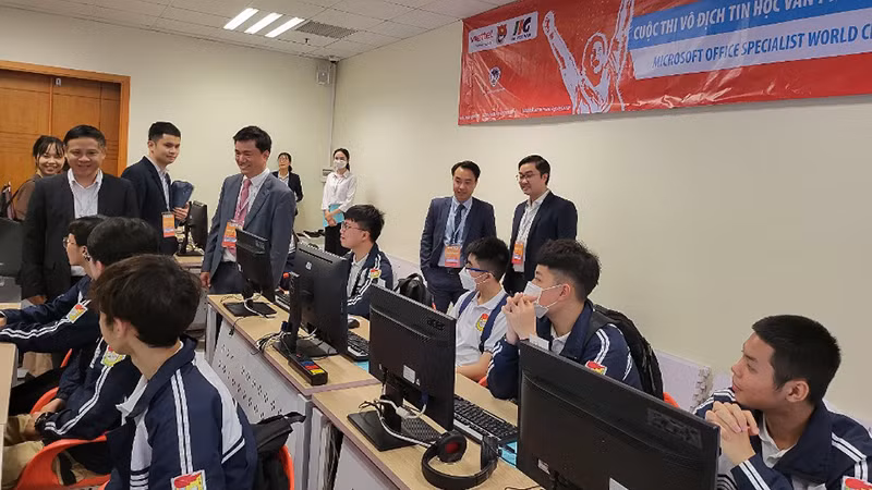Đại diện Ban Tổ chức và các đơn vị liên quan kiểm tra công tác chuẩn bị trước giờ khởi tranh Vòng loại quốc gia Cuộc thi. 