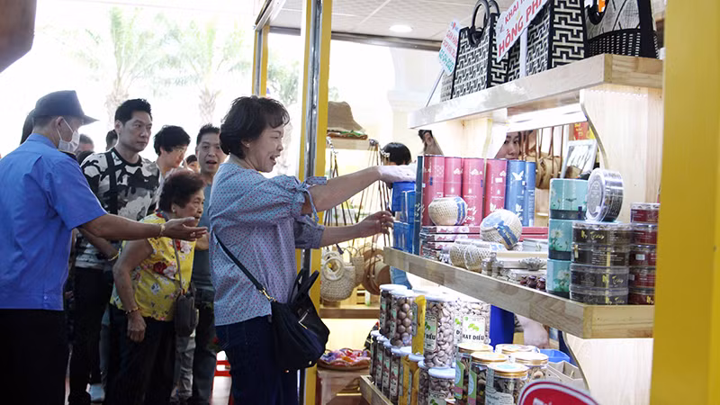 Khách du lịch tham quan, mua sắm.