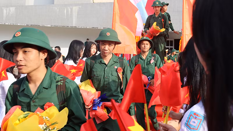 Thanh niên Quảng Ngãi hăng hái lên đường nhập ngũ năm 2023. (Ảnh: minh họa)