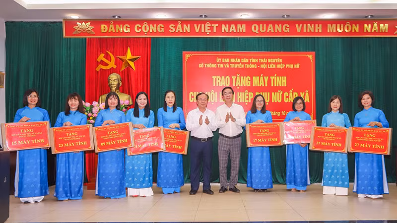Thái Nguyên trao 166 máy tính cho Hội Phụ nữ cấp xã.