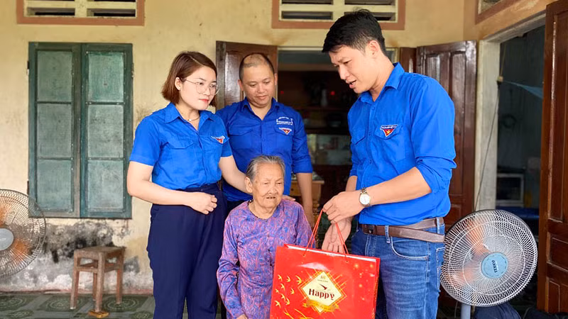 Đoàn Trường đại học Quy Nhơn phối hợp các đơn vị kết nghĩa thăm, tặng quà Mẹ Việt Nam Anh hùng Nguyễn Thị Đặt (92 tuổi) tại Thôn 2, xã Đức Chánh, huyện Mộ Đức, tỉnh Quảng Ngãi.