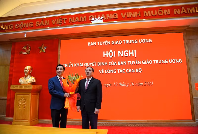 Đồng chí Lại Xuân Môn, Ủy viên Trung ương Đảng, Bí thư Đảng ủy cơ quan Ban Tuyên giáo Trung ương, Phó Trưởng Ban Thường trực Ban Tuyên giáo Trung ương chúc mừng Tổng Biên tập Nguyễn Công Dũng.