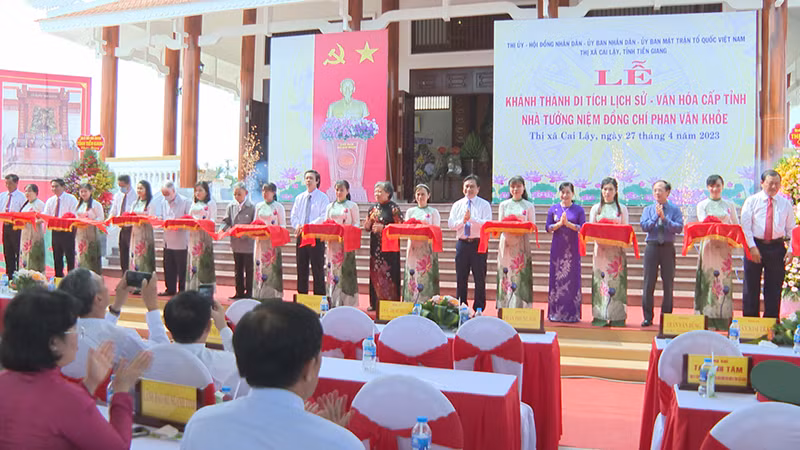 Cắt băng khánh thành Nhà tưởng niệm đồng chí Phan Văn Khỏe.