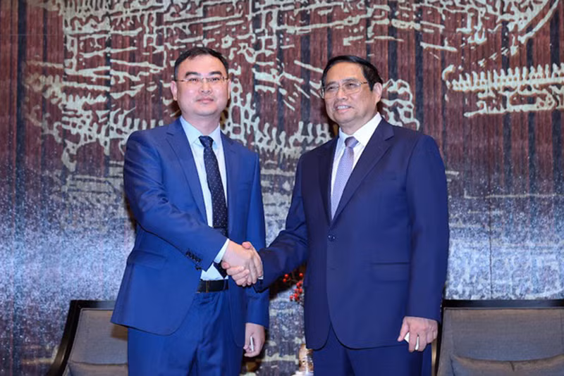 Thủ tướng Phạm Minh Chính tiếp Chủ tịch Tập đoàn Khoa học kỹ thuật năng lượng mới Runergy Tao Long Zhong. (Ảnh: NHẬT BẮC)