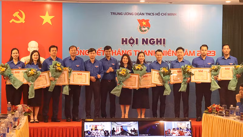 Trao tặng bằng khen các đơn vị có thành tích xuất sắc.