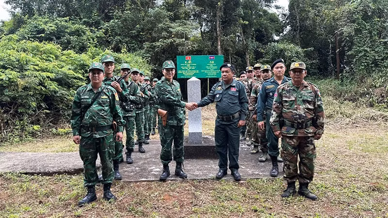 Đồn Biên phòng Hồ Le và lực lượng bảo vệ biên giới Rattanakiri, Campuchia trao đổi thông tin tại cột mốc 17.