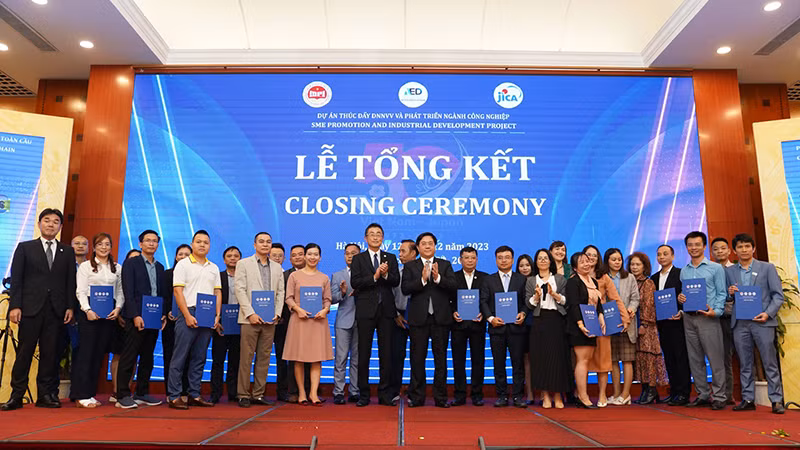 Trao chứng nhận, kỷ niệm chương cho các doanh nghiệp nhỏ và vừa Việt Nam được nhận hỗ trợ kỹ thuật của dự án.