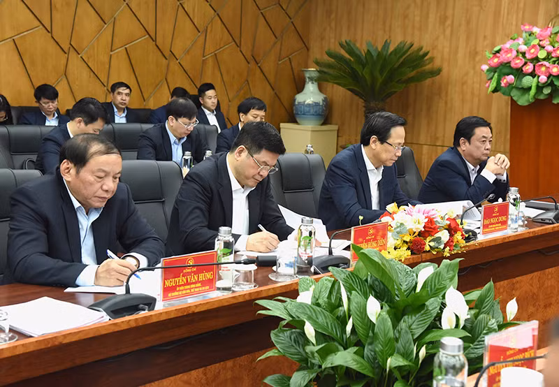 Đại diện lãnh đạo các bộ, ban, ngành tham dự buổi làm việc. (Ảnh: TRẦN HẢI) Đại diện lãnh đạo các bộ, ban, ngành tham dự buổi làm việc. (Ảnh: TRẦN HẢI)
