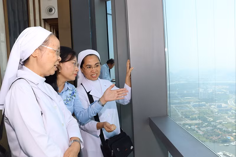 Các đại biểu tham quan tòa nhà Landmark 81.