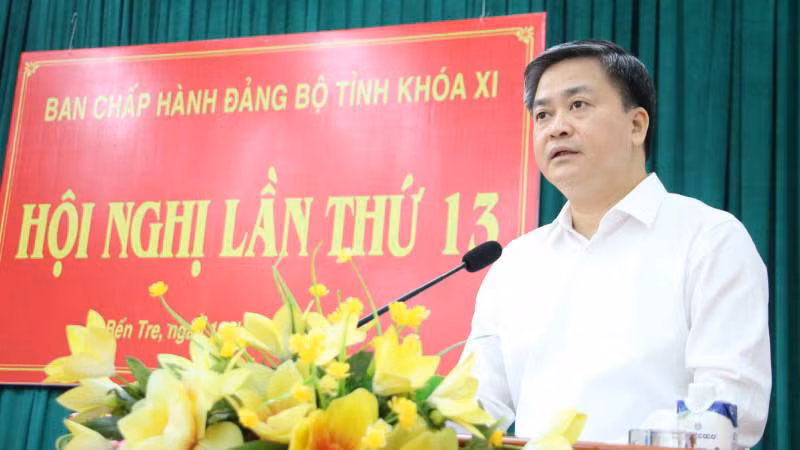 Đồng chí Lê Đức Thọ, Bí thư Tỉnh ủy Bến Tre phát biểu tại hội nghị.
