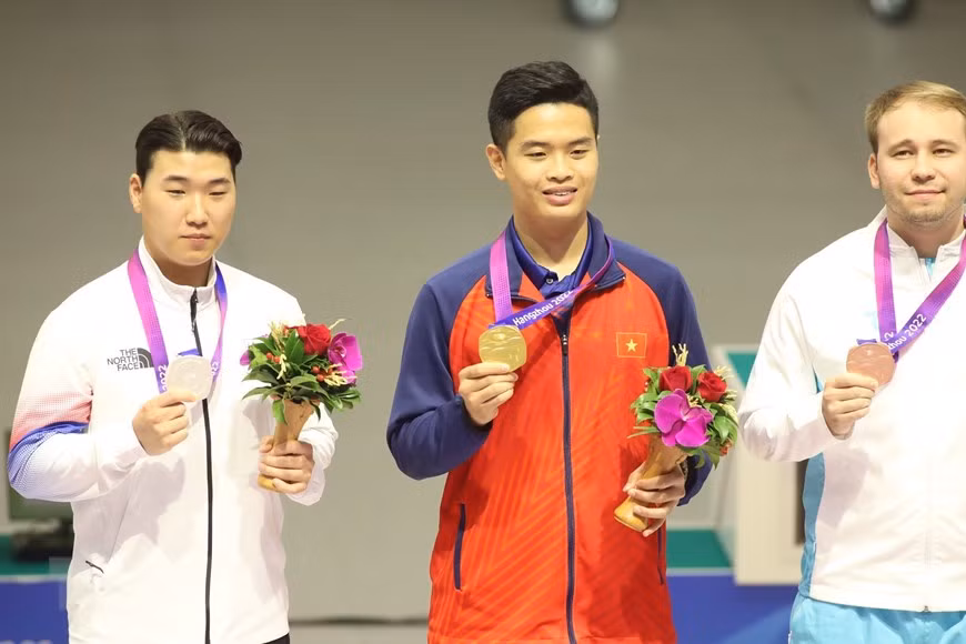 Xạ thủ Phạm Quang Huy (giữa) giành Huy chương Vàng đầu tiên cho thể thao Việt Nam ở ASIAD 19. (Ảnh: TTXVN phát) Xạ thủ Phạm Quang Huy (giữa) giành Huy chương Vàng đầu tiên cho thể thao Việt Nam ở ASIAD 19. (Ảnh: TTXVN phát)