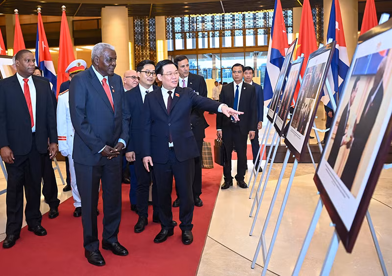 Chủ tịch Quốc hội Vương Đình Huệ và Chủ tịch Quốc hội Cuba Esteban Lazo Hernandez tham quan triển lãm ảnh.