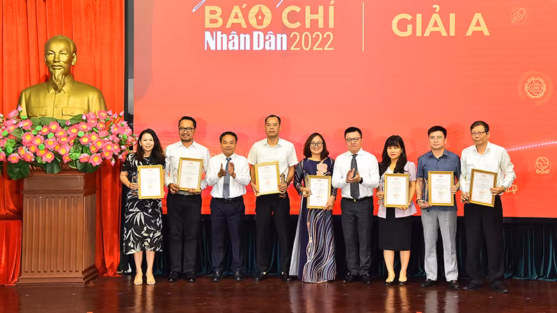 Tổng Biên tập Lê Quốc Minh và Phó Tổng Biên tập Đinh Như Hoan trao giải A cho các tác giả, đại diện nhóm tác giả đạt Giải Báo chí Nhân Dân năm 2022.
