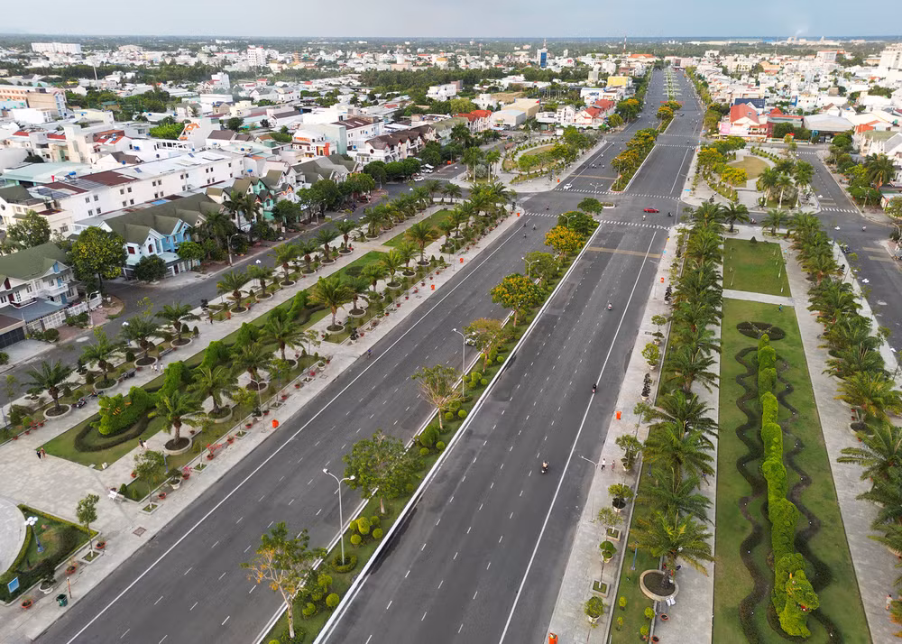 Dọc đường Trần Quang Khải với rất nhiều biệt thự đầy đủ tiện nghi mọc lên san sát. Dọc đường Trần Quang Khải với rất nhiều biệt thự đầy đủ tiện nghi mọc lên san sát.