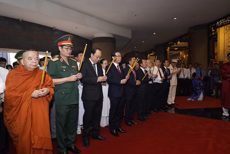 Đoàn đại biểu Thành phố dâng hương tại đền thờ các vua Hùng. Đoàn đại biểu Thành phố dâng hương tại đền thờ các vua Hùng.