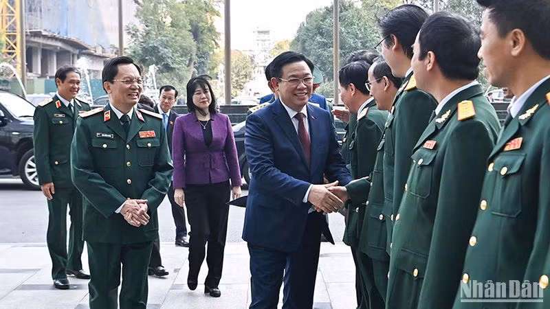 Chủ tịch Quốc hội Vương Đình Huệ với đội ngũ thầy thuốc Bệnh viện Trung ương Quân đội 108.