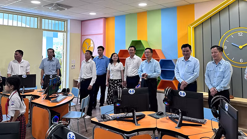 Đại diện chính quyền địa phương chứng kiến lễ tiếp nhận phòng học máy tính.