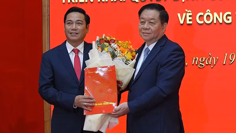 Đồng chí Nguyễn Trọng Nghĩa, Bí thư Trung ương Đảng, Trưởng Ban Tuyên giáo Trung ương trao Quyết định Tổng Biên tập Báo điện tử Đảng Cộng sản Việt Nam cho đồng chí Nguyễn Công Dũng. 