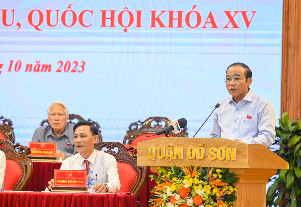 Phó Trưởng đoàn chuyên trách Đoàn đại biểu Quốc hội thành phố Hải Phòng Lã Thanh Tân trình bày báo cáo với cử tri.