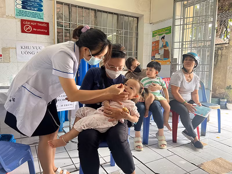 Điều dưỡng cho các bé uống Vitamin A.