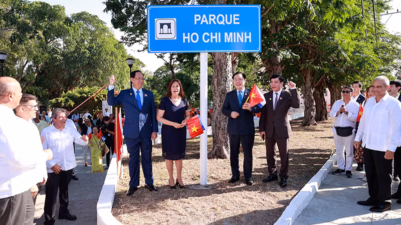 Chủ tịch Quốc hội Vương Đình Huệ và các bạn Cuba tại lễ đổi tên Công viên Hồ Chí Minh. (Ảnh: Doãn Tấn TTXVN)