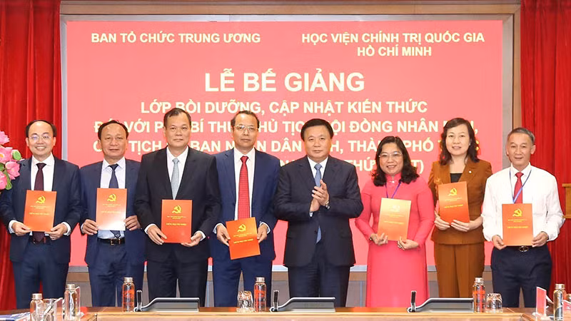 Đồng chí Nguyễn Xuân Thắng trao chứng chỉ tốt nghiệp cho các học viên Lớp học.