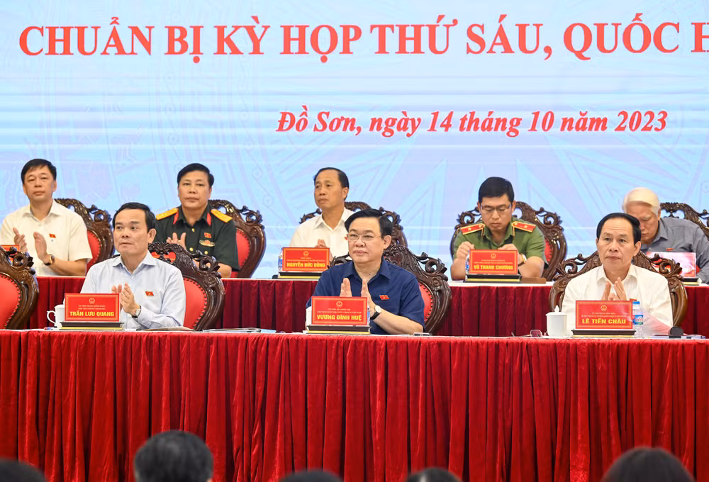 Chủ tịch Quốc hội Vương Đình Huệ, Phó Thủ tướng Chính phủ Trần Lưu Quang, Bí thư Thành ủy Hải Phòng Lê Tiến Châu cùng các đại biểu Quốc hội thành phố Hải Phòng dự hội nghị.