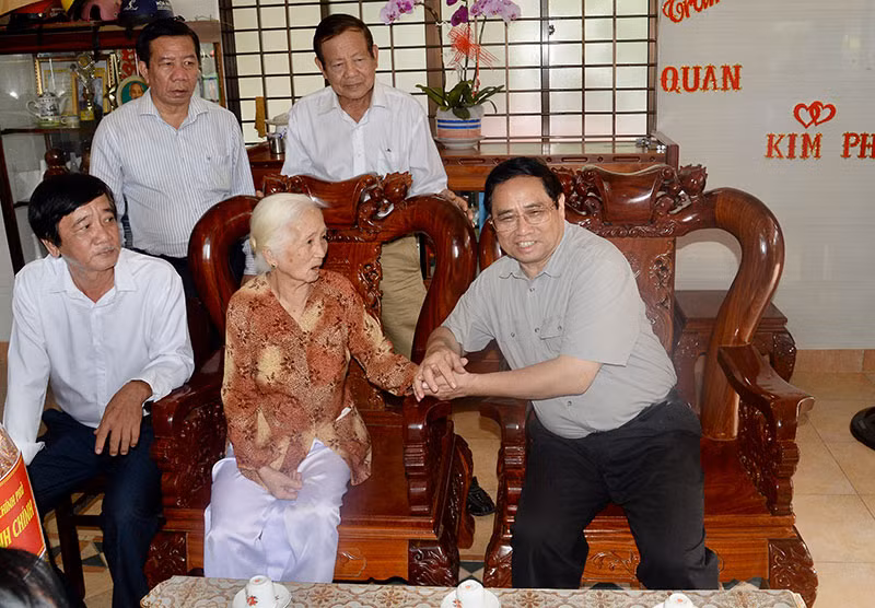 Thủ tướng Phạm Minh Chính thăm Mẹ Việt Nam Anh hùng Lê Thị Khanh, 89 tuổi.