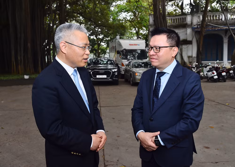 Đồng chí Lê Quốc Minh và đồng chí Hồ Triệu Minh trao đổi sau buổi tiếp.