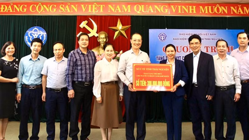 Tháng 11/2023, Bảo hiểm xã hội tỉnh Thái Nguyên phát động các đơn vị, cá nhân tặng thẻ bảo hiểm y tế cho người nghèo, người lao động chưa tìm được việc làm.