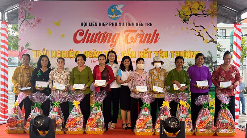 Lãnh đạo Hội Liên hiệp Phụ nữ tỉnh Bến Tre trao quà Tết cho hội viên nghèo, có hoàn cảnh khó khăn trên địa bàn thành phố Bến Tre.