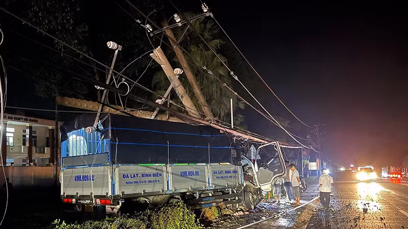 Vụ tai nạn khiến hai trụ điện bị gãy.
