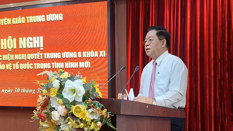 Đồng chí Nguyễn Trọng Nghĩa phát biểu chỉ đạo Hội nghị.