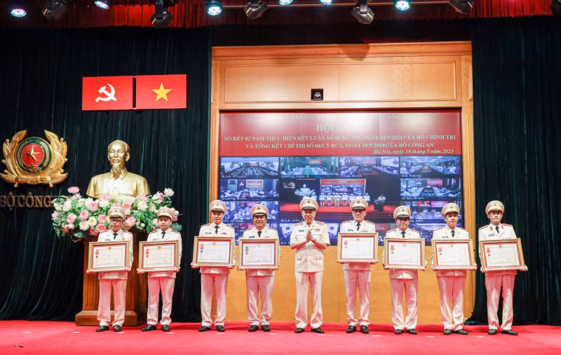 Bộ trưởng Tô Lâm trao Huân chương Chiến công, Huân chương Bảo vệ Tổ quốc tặng các tập thể, cá nhân. Bộ trưởng Tô Lâm trao Huân chương Chiến công, Huân chương Bảo vệ Tổ quốc tặng các tập thể, cá nhân.