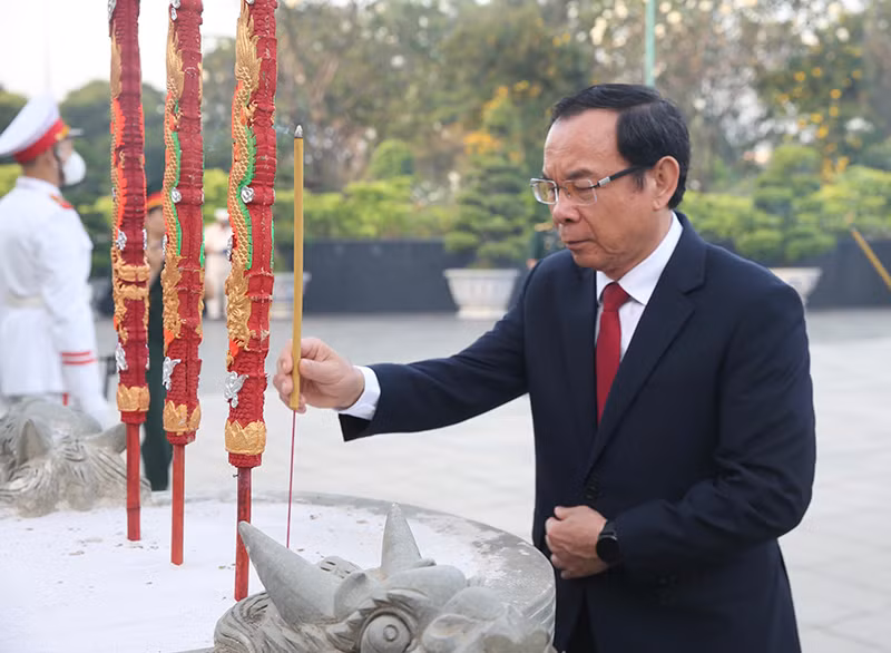 Đồng chí Nguyễn Văn Nên, Ủy viên Bộ Chính trị, Bí thư Thành ủy Thành phố Hồ Chí Minh thắp hương tại Nghĩa trang Liệt sĩ Thành phố. Đồng chí Nguyễn Văn Nên, Ủy viên Bộ Chính trị, Bí thư Thành ủy Thành phố Hồ Chí Minh thắp hương tại Nghĩa trang Liệt sĩ Thành phố.