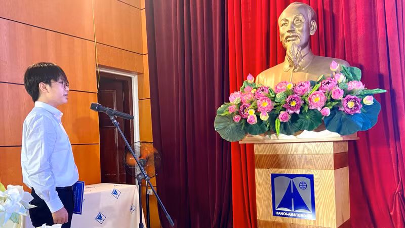 Học sinh Đặng Đình Trường đọc Lời tuyên thệ trước khi nhận Quyết định kết nạp Đảng. Học sinh Đặng Đình Trường đọc Lời tuyên thệ trước khi nhận Quyết định kết nạp Đảng.