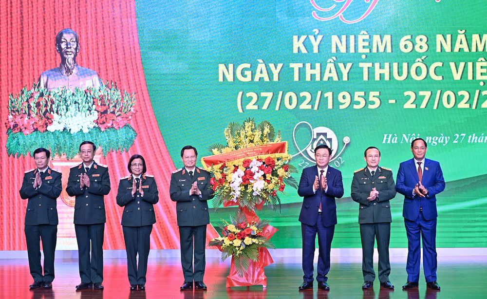 Chủ tịch Quốc hội Vương Đình Huệ tặng hoa chúc mừng đội ngũ thầy thuốc Bệnh viện Trung ương Quân đội 108.