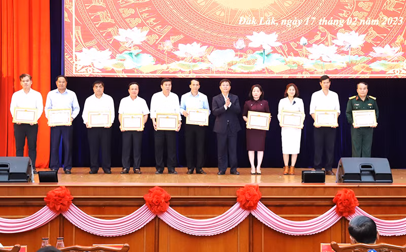 Bí thư Tỉnh ủy Đắk Lắk Nguyễn Đình Trung trao tặng Bằng khen của Tỉnh ủy cho các tập thể có thành tích xuất sắc trong thực hiện Nghị quyết Trung ương 8, khóa XI về chiến lược bảo vệ Tổ quốc trong tình hình mới. Bí thư Tỉnh ủy Đắk Lắk Nguyễn Đình Trung trao tặng Bằng khen của Tỉnh ủy cho các tập thể có thành tích xuất sắc trong thực hiện Nghị quyết Trung ương 8, khóa XI về chiến lược bảo vệ Tổ quốc trong tình hình mới.