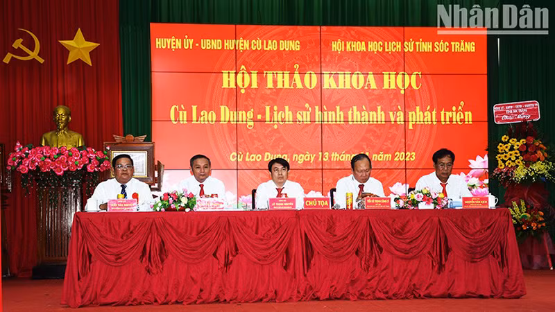 Chủ tọa điều hành Hội thảo khoa học Cù Lao Dung - Lịch sử hình thành và phát triển.