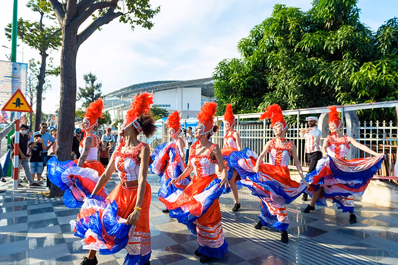 Tiết mục trên đường phố trong Lễ hội nghệ thuật biểu diễn quốc tế tại thành phố Phan Thiết (Bình Thuận).