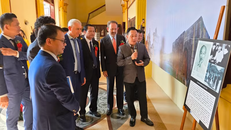 Các đại biểu tham quan ảnh trưng bày về quan hệ ngoại giao Việt Nam-Italia.