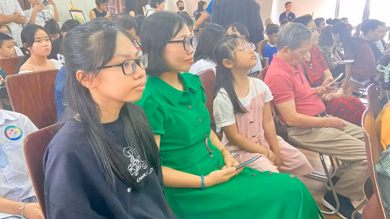 Nhiều phụ huynh cùng con đến tham dự sự kiện. Nhiều phụ huynh cùng con đến tham dự sự kiện.