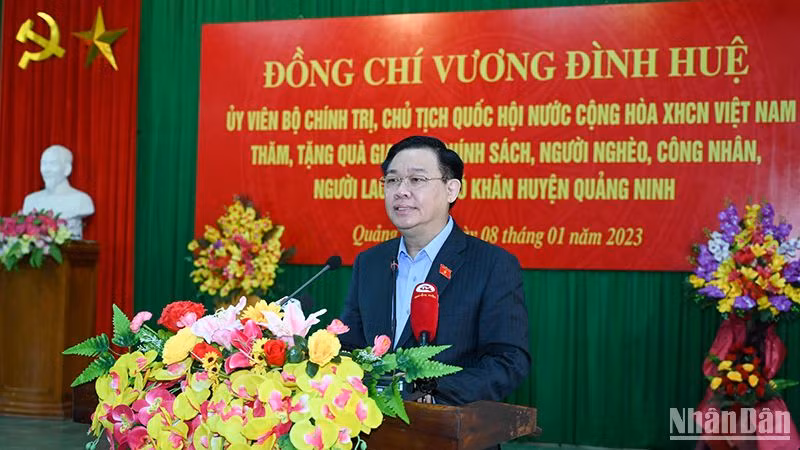 Chủ tịch Quốc hội Vương Đình Huệ phát biểu thăm hỏi, chúc Tết các gia đình chính sách, người nghèo, công nhân, người lao động khó khăn huyện Quảng Ninh. (Ảnh Duy Linh)