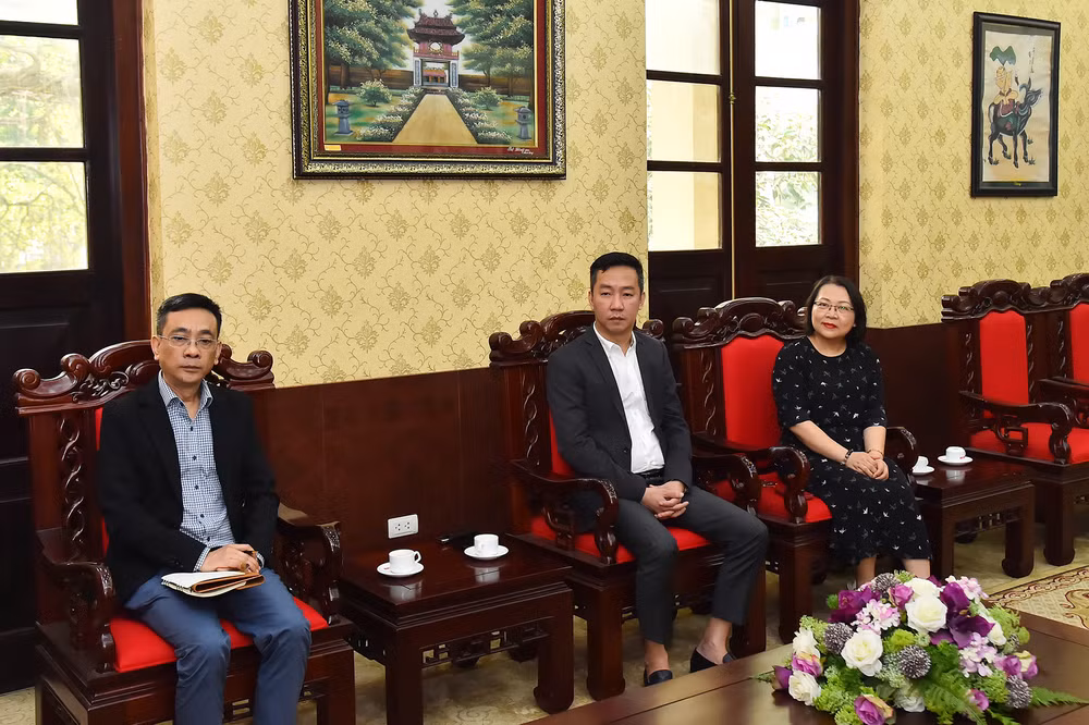 Lãnh đạo các ban, đơn vị của Báo Nhân Dân tham dự buổi làm việc.