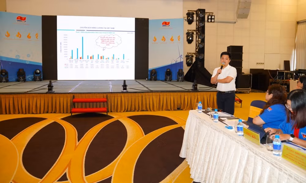 Bí thư Đoàn Thanh niên Cục Điều tiết điện lực, Bộ Công thương Nguyễn Hồng Minh trình bày tham luận Chuyển đổi năng lượng xanh - Định hướng - Cơ hội - Thách thức. Bí thư Đoàn Thanh niên Cục Điều tiết điện lực, Bộ Công thương Nguyễn Hồng Minh trình bày tham luận Chuyển đổi năng lượng xanh - Định hướng - Cơ hội - Thách thức.